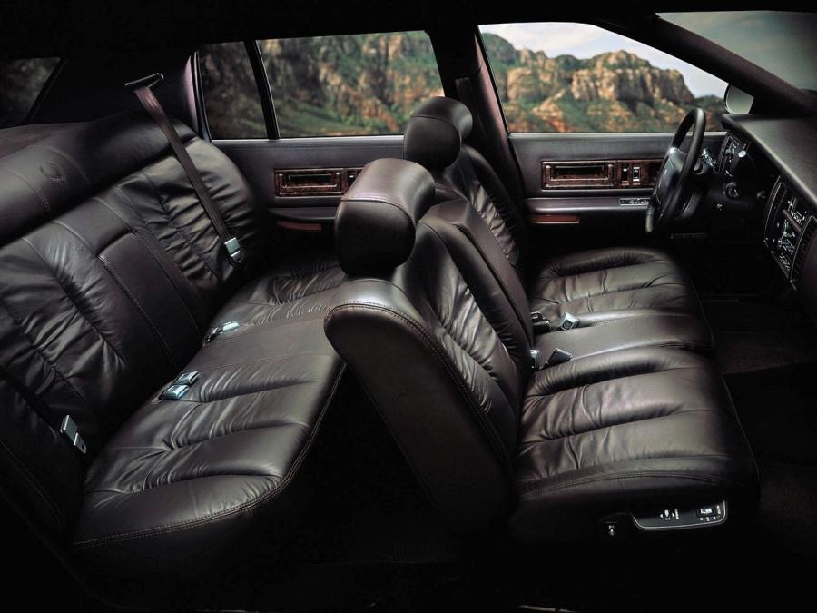 Интерьер Cadillac Fleetwood Brougham 1993 года  (фото 33 из 35)